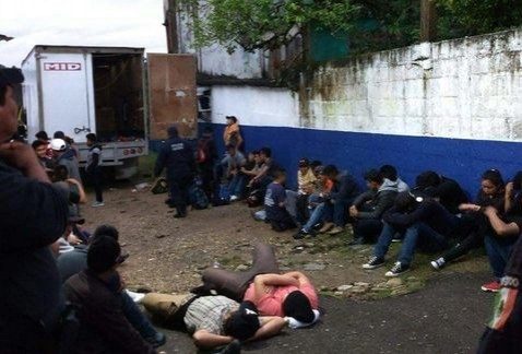 Veracruz: RESCATAN a 53 ilegales en AguaDulce viajaban de forma inhumana. Noticias en tiempo real